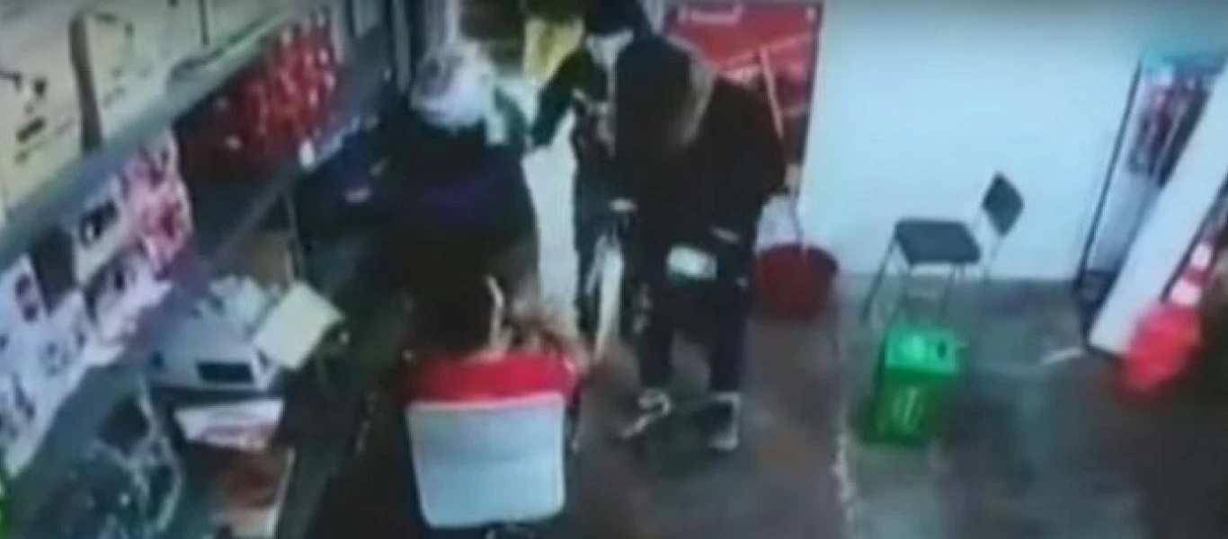 Ληστεία σε βενζινάδικο στη Μεταμόρφωση - Καρέ καρέ η εισβολή των δραστών (βίντεο)